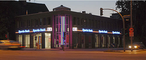 Leuchtbuchstaben so flach wie eine Zigarettenschachtel setzen die Sparda-Bank Hamburg edel in Szene