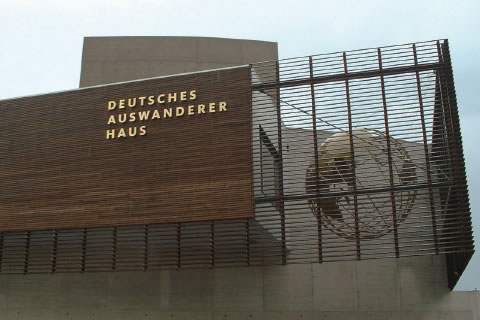 Deutsches Auswanderer Haus / Goldbuchstaben